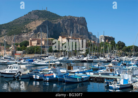 Barche da pesca nel porto di Palermo, Sicilia, Italia Foto Stock