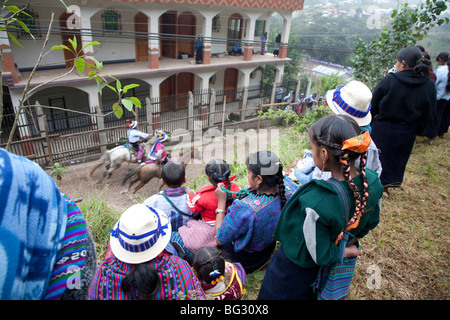 Corsa di cavalli su 1 novembre festa di Tutti i Santi. Todos Santos Cuchumatan Guatemala Foto Stock