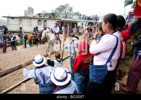 Corsa di cavalli su 1 novembre festa di Tutti i Santi. Todos Santos Cuchumatan Guatemala Foto Stock