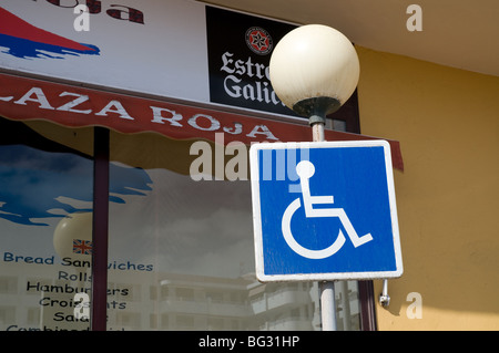 Parcheggio Disabili segno per blue badge titolari in Spagna Foto Stock