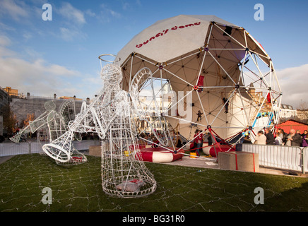 Regno Unito, Inghilterra, Manchester Piccadilly, giardini di neve, evento di Natale, illuminato angeli a Bungy Dome Foto Stock