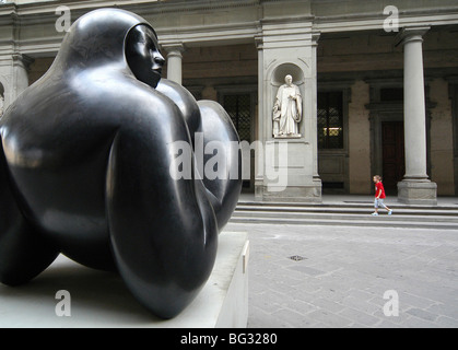 Due statue guardano in basso dopo il bambino a piedi in strada vicino alla Galleria degli Uffizi di Firenze, Italia, 2006. Foto Stock