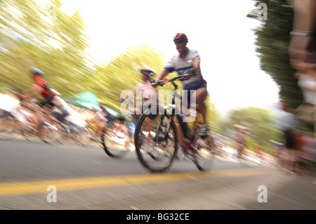 I ciclisti sulla Argus/Pick & Pay Cycle Tour, Cape Town, Sud Africa. Foto Stock