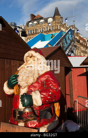 Regno Unito, Inghilterra, Manchester Piccadilly giardini di neve, Babbo Natale figura a snack in stallo Foto Stock