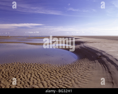 West Wittering West Sussex England Regno Unito. Modelli di sabbia a sandbank e pozze di marea di acqua sulla spiaggia sabbiosa Foto Stock