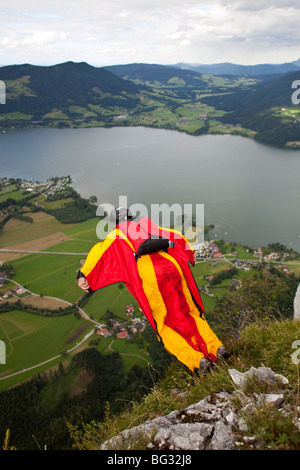 BASE jump da una scogliera. La ultimate kick per fare un salto in oggetto con una wingsuit su volare e di prossimità lungo la montagna. Foto Stock