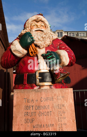 Regno Unito, Inghilterra, Manchester Piccadilly giardini di neve, Babbo Natale figura a snack in stallo Foto Stock