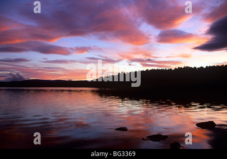 Loch Garten Invernessshire Scozia UK Red nubi riflessi nell'acqua dopo il tramonto in una sera d'estate Foto Stock