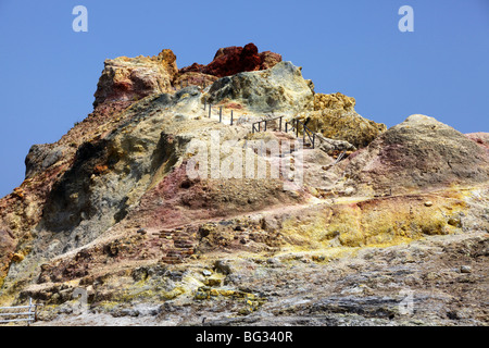 L'Italia, sicilia, vulcano Stromboli isola un cratere attivo. Il giallo dei depositi di zolfo può essere visto Foto Stock