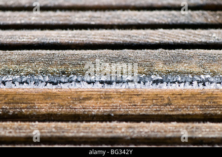 Close up di cristalli di ghiaccio su legno decking Foto Stock