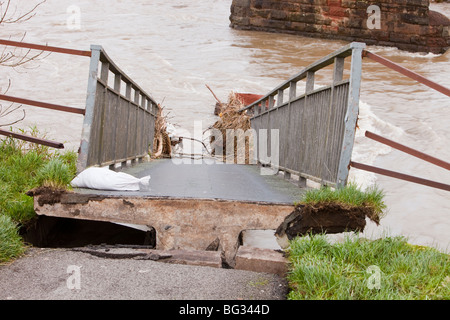 Una passerella distrutta dalle inondazioni a Workington Foto Stock