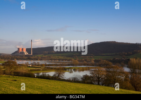 Viste di raccolta acqua di inondazione sul fiume Severn verso Ironbridge nello Shropshire. Buildwas power station. Foto Stock