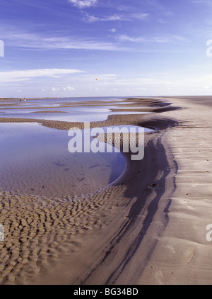Vista dei modelli di sabbia in un banco di sabbia e le piscine di acqua corrente sulla spiaggia di sabbia. West Wittering, West Sussex, Inghilterra, Regno Unito Foto Stock