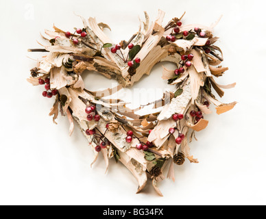 A forma di cuore ad ghirlanda di Natale fatto da trucioli di corteccia Foto Stock