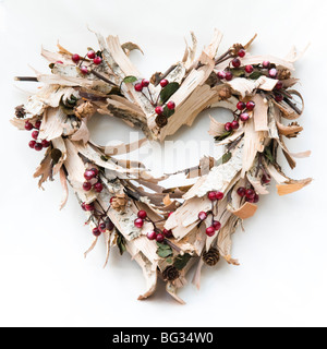 A forma di cuore ad ghirlanda di Natale fatto da trucioli di corteccia Foto Stock
