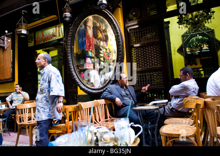 Seduta appena sotto la moschea di Sayyidna al-Hussein Fishawy è una caffetteria apparentemente scolpito in legno in facciata di Khan el-K Foto Stock