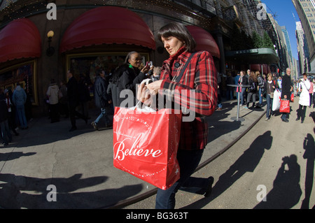 Gli amanti dello shopping al di fuori di Macy's in Herald Square a New York Foto Stock