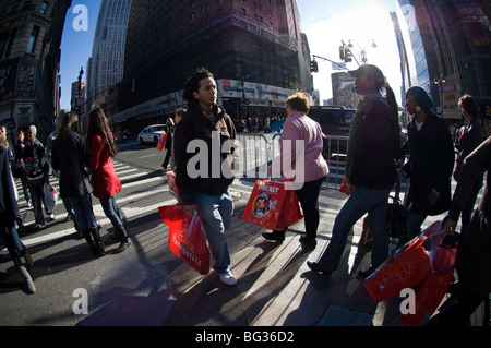 Gli amanti dello shopping al di fuori di Macy's in Herald Square a New York Foto Stock