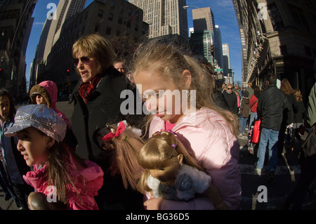 Gli amanti dello shopping sulla Fifth Avenue a New York il giorno dopo il Black Friday, Foto Stock