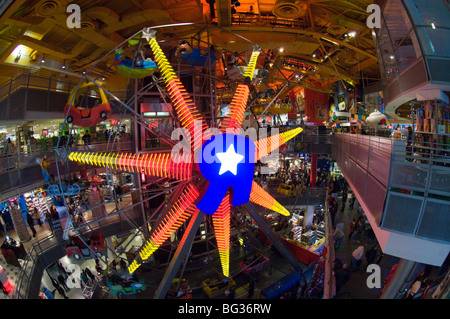 La ruota gigante in Toys R Us store in Times Square il 29 novembre 2009. (© Francesca M. Roberts) Foto Stock