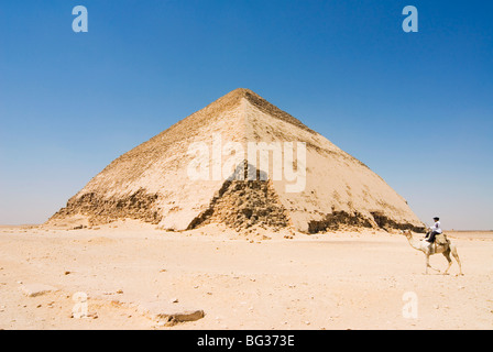 La Piramide piegata a Dahshur, Sito Patrimonio Mondiale dell'UNESCO, vicino a Il Cairo, Egitto, Africa Settentrionale, Africa Foto Stock