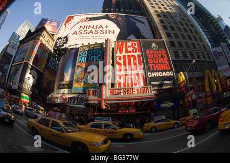 I cartelloni in Times Square pubblicità spettacoli di Broadway su Venerdì, 22 maggio 2009. (© Frances M . Roberts) Foto Stock