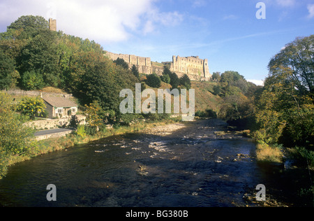 Richmond Castle Yorkshire Fiume Swale Inghilterra Inglese Regno Unito castelli fiumi paesaggio medievale scenario Foto Stock