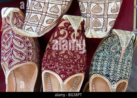 Curly toed pantofole per la vendita nel Bur Dubai Souk di Dubai, Emirati Arabi Uniti, Medio Oriente Foto Stock