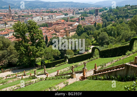 Vista panoramica sul fiume Arno e Firenze dal Giardino Bardini, Firenze (Firenze), Toscana, Italia, Europa Foto Stock