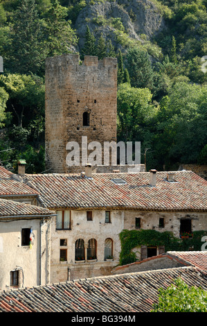 Medievale torre di pietra e case di villaggio di Saint Guilhem le Désert, Hérault, Languedoc Roussillon, Francia Foto Stock