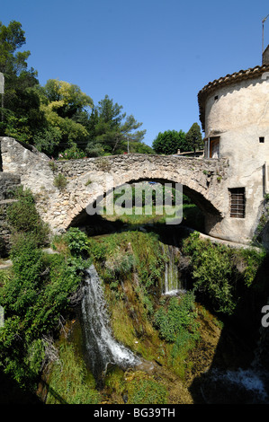 Vecchio ponte di pietra sul fiume Verdus, Cascade o cascata & Village House, Saint Guilhem le Désert, Hérault, Languedoc Roussillon, Francia Foto Stock