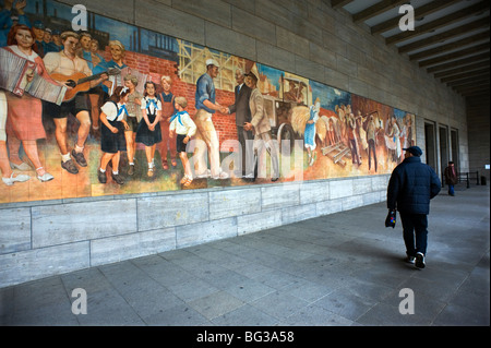 Berlino 2009 lavoratori murale il socialismo industria socialista sovietica di Finanza di massa aria pace ministero 1989 DDR Germania Unified positivo Foto Stock