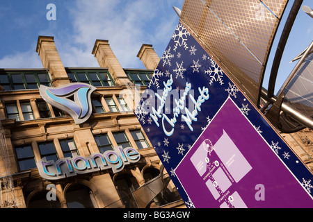 Regno Unito, Inghilterra, Manchester, Cattedrale Street, mercatini di Natale pubblicità segno all'esterno del triangolo Foto Stock