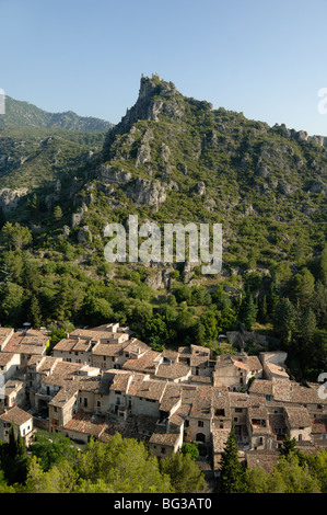 Vista aerea sul borgo medievale di Saint Guilhem le Désert in Verdus Gorge, Hérault, Languedoc Roussillon, Francia meridionale Foto Stock