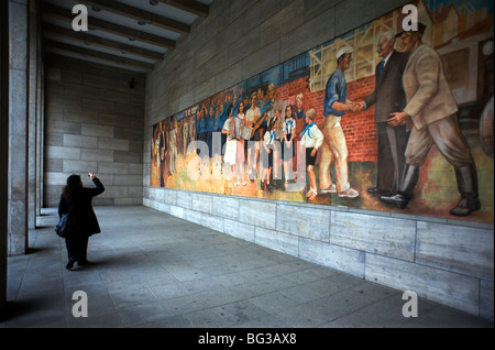 Berlino 2009 lavoratori murale il socialismo industria socialista sovietica di Finanza di massa aria pace ministero 1989 DDR Germania Unified positivo Foto Stock