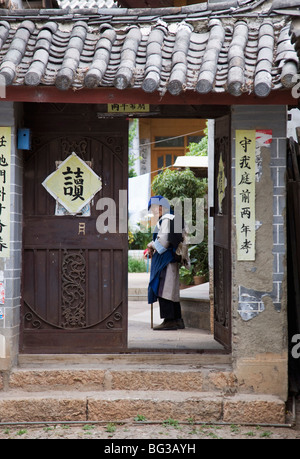 La minoranza Naxi donna, Lijiang, nella provincia dello Yunnan in Cina e Asia Foto Stock