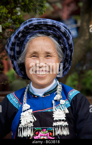 La minoranza Naxi donna, Lijiang, nella provincia dello Yunnan in Cina e Asia Foto Stock