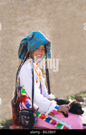 Donna di minoranza Naxi persone, sul confine tibetano, Shangri-La regione, in precedenza chiamato Zhongdian, nella provincia dello Yunnan in Cina e Asia Foto Stock