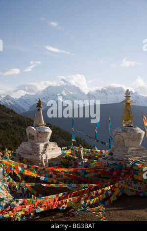 Stupa buddisti, Deqin, confine tibetano, Meili Snow picco di montagna sfondo, Dequin, Shangri-La Regione, Provincia di Yunnan in Cina Foto Stock