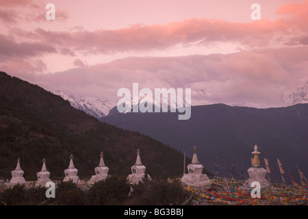 Stupa buddisti, Deqin, confine tibetano, Meili Snow picco di montagna sfondo, Dequin, Shangri-La Regione, Provincia di Yunnan in Cina Foto Stock