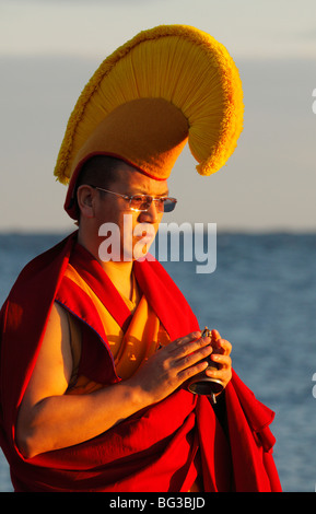 Monaci Tibetani eseguendo mandala cerimonia di smantellamento-Victoria, British Columbia, Canada. Foto Stock