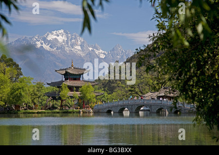 Drago Nero Piscina Park, il tempio e il bridge con Jade Dragon Snow Mountain in background, Lijiang, nella provincia dello Yunnan in Cina e Asia Foto Stock