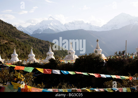 Stupa buddisti, Deqin, confine tibetano, Meili Snow picco di montagna sfondo, Dequin, Shangri-La Regione, Provincia di Yunnan in Cina Foto Stock