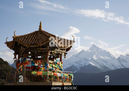 Stupa buddisti, Meili Snow picco di montagna in background, vicino al confine tibetano, Deqin, Shangri-La Regione, Provincia di Yunnan in Cina Foto Stock