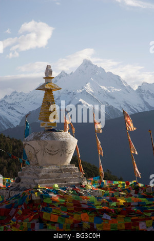 Stupa buddisti, Meili Snow picco di montagna in background, vicino al confine tibetano, Deqin, Shangri-La Regione, Provincia di Yunnan in Cina Foto Stock