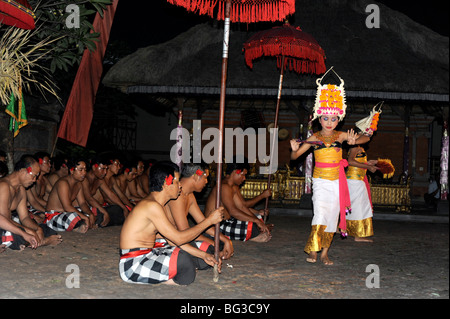 Kecak tradizionale danza del fuoco nei pressi di Sanur, Bali, Indonesia Foto Stock