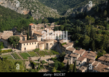 Vista aerea o Vista panoramica sul villaggio di Saint Guilhem le Désert e Chiesa dell'Abbazia in Verdus Gorge, Hérault, Languedoc Roussillon, Francia Foto Stock