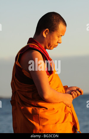 Monaci Tibetani eseguendo mandala cerimonia di smantellamento-Victoria, British Columbia, Canada. Foto Stock