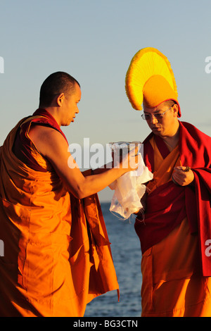 Monaci Tibetani eseguendo mandala cerimonia di smantellamento-Victoria, British Columbia, Canada. Foto Stock