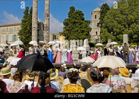 Arlésiennes. Fete du Costume. Ad Arles. Bouches du Rhone. Provenza. Francia Foto Stock